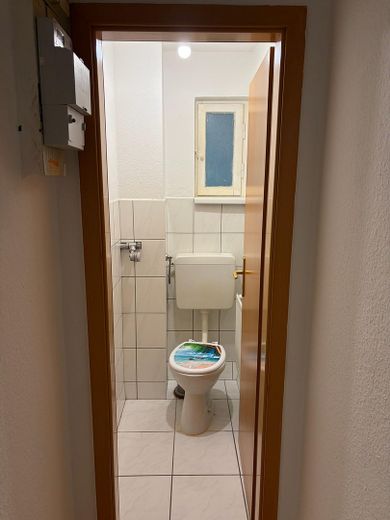 Stuttgart Süd Bestlage - 2-Zimmer-Wohnung mit großem Balkon ins Grüne in Stuttgart-Süd – Toilette separat