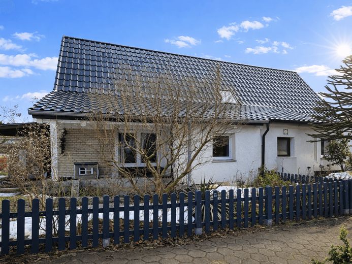 Modernisierte Doppelhaushälfte auf ca. 846 m² Grundstück mit außergewöhnlich niedrigem Erbbauzins – Seitenansicht