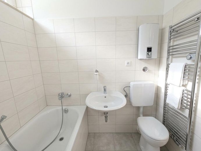 Pierwsze zamieszkanie po generalnym remoncie! Zmodernizowane 3-pokojowe mieszkanie na parterze z balkonem w Fischeln – Bad