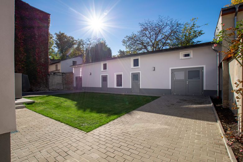 Nesiller için bir yuva – Tek bir parselde yaşam ve çalışma – Remise mit Innenhof