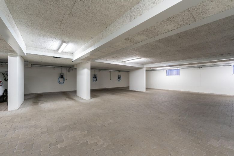 Moderne 3,5 Zimmer Wohnung in Stuttgart-West mit Balkon, Einbauküche, Aufzug, Tiefgarage, Wallbox – Tiefgarage