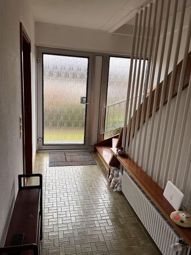Ruhige Lage mit grossem Garten am Ende einer Sackgasse – Eingangsflur