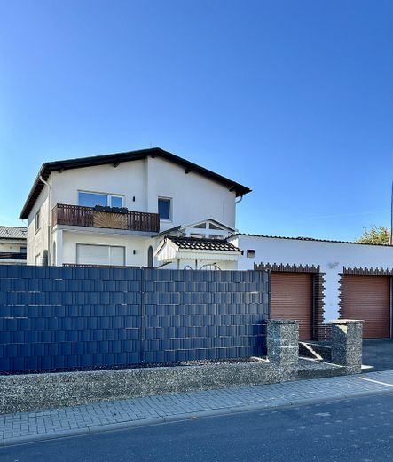 Großzügige, frisch teilrenovierte 104 qm² Erdgeschoßwohnung mit Balkon in Fronhausen – Vorderansicht