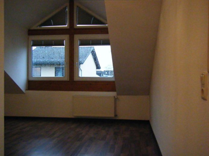 2-Zimmer-DG-Wohnung mit Balkon in Einhausen direkt am Feldrand mit Waldblick – Dachgaube Schlafzimmer