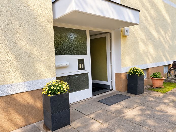 Erstbezug nach Sanierung - Südwestterrasse mit Gartenblick – Hauseingang