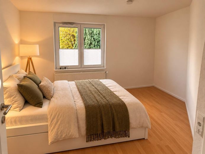 Schicke teilmöblierte 2 ZKB Whg mit EBK, nähe Bahnhof – Schlafzimmer li