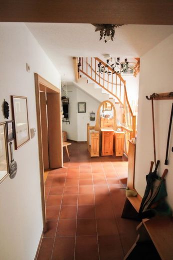 Familienfreundliches Einfamilienhaus in ruhiger Lage mit eingewachsenem Garten und Ausbaureserve – Flur