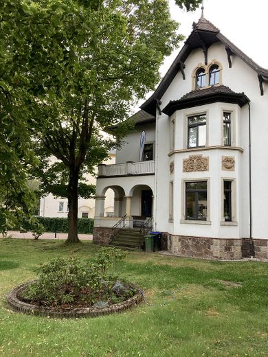 Schöne 1-Zimmer Dachgeschosswohnung in denkmalgeschützter Villa in zentraler Lage von Radebeul – Foto 2