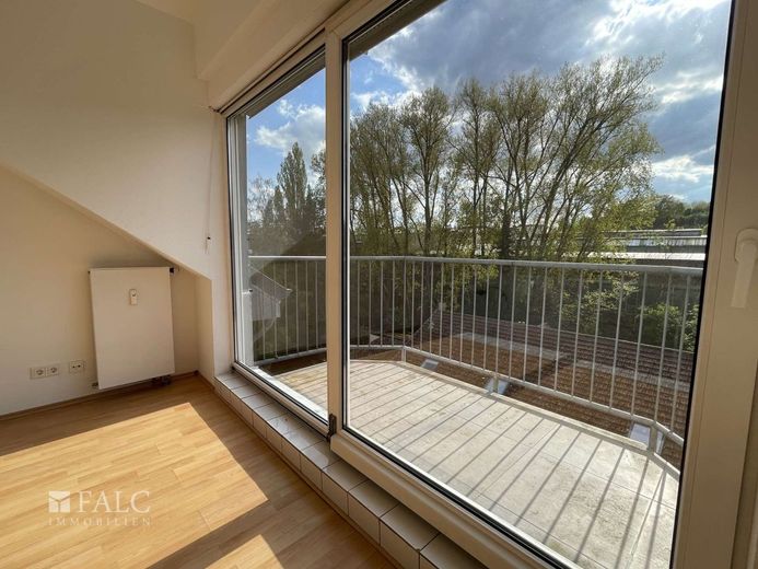 Attraktive 2 Zimmer Wohnung mit Parkplatz und Balkon – Balkon