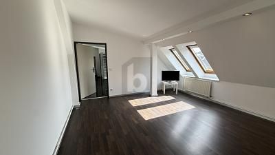 مسكن سكني من الدرجة الأولى مع شرفة، متاح للسكن فورًا – 1784140528_0d4514.jpg