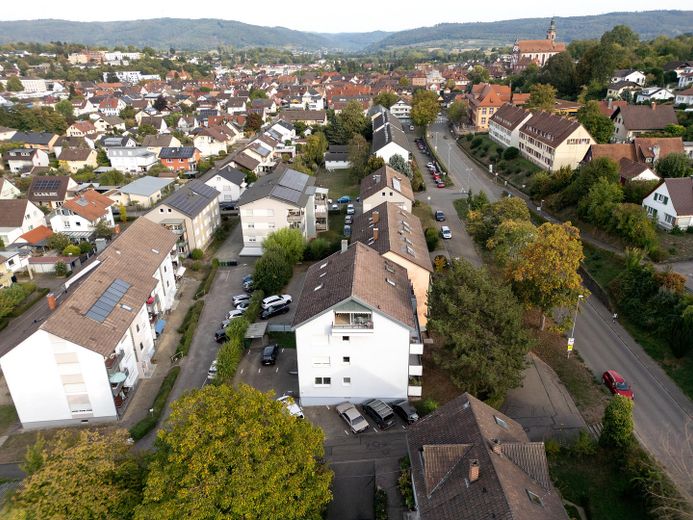 Frisch renovierte und bezugsfertige 3-Zimmerwohnung inkl. Parkplatz und mega Aussicht – Blick auf das Haus