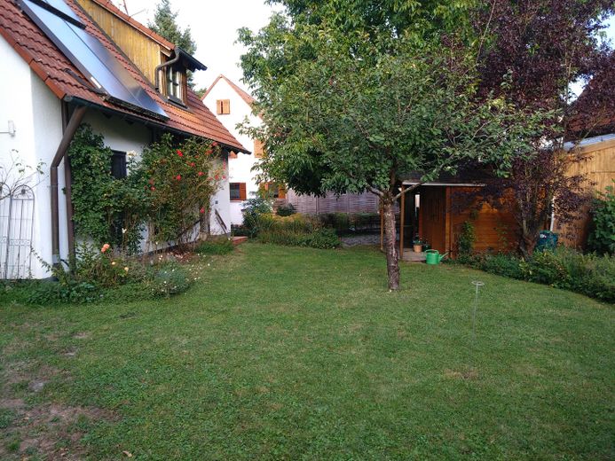 Per famiglie, casa unifamiliare indipendente a Eckental Brand da privato – Garten vor dem Haus