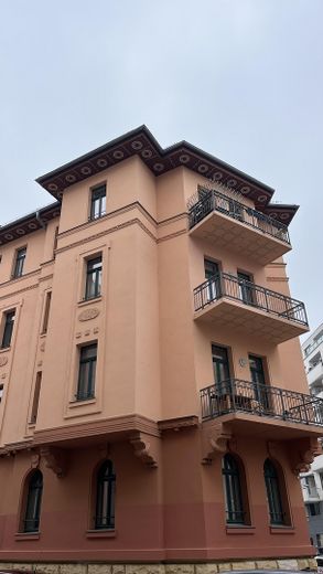 Traumhafte 2-Zi-Altbauwohnung mit Parkett, EBK & Tageslichtbad – Wohnhaus 