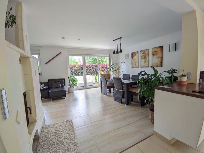 236 m² woonoppervlak, zelfstandige woning & 735 m² perceel – royaal huis in Wolfsburg-Kästorf – Blick ins Wohnzimmer Teil 2
