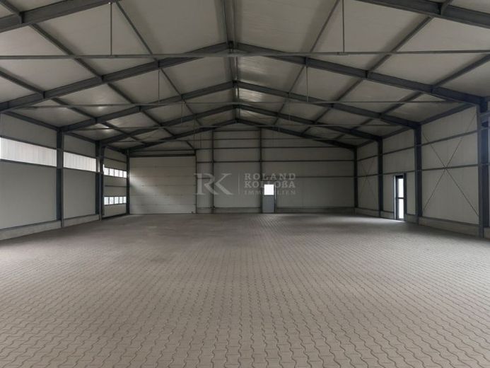 Teilbare Gewerbehalle mit ca. 800 m² Hallenfläche und ca. 2.300 m² Freifläche in Zeven – Foto 1