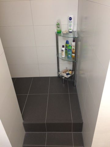 Wohnen im Schloss Mering – Eingang zur Dusche
