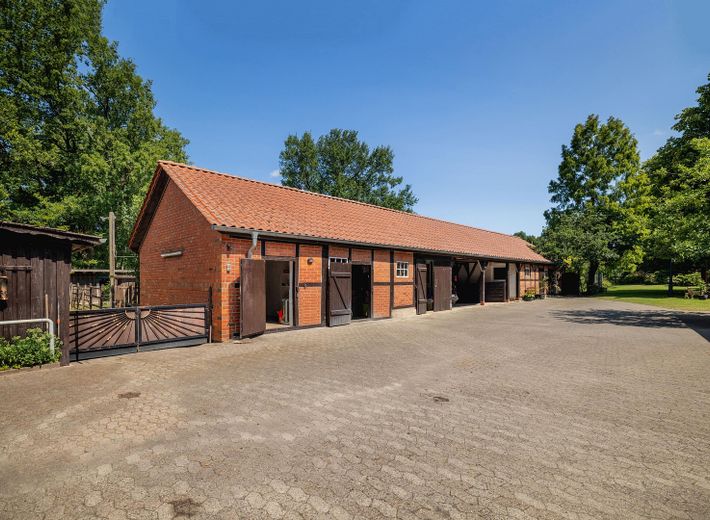 Exkl. Anwesen, Family-Office oder Pferdehof nur 64 km von Hamburg - max. bis 30 ha Eigenland möglich – Stallanlagen Remisengebäude