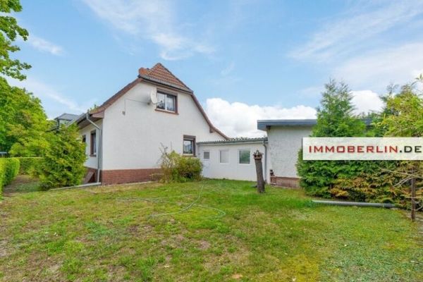 IMMOBERLIN.DE - Charmantes Einfamilienhaus auf teilbarem Grundstück in ruhiger Waldrandlage
