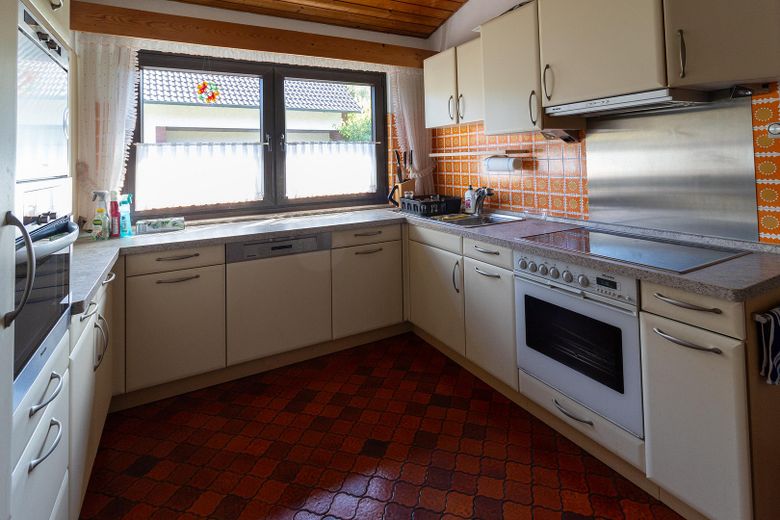 bungalow dal design moderno – Küche mit Fenster