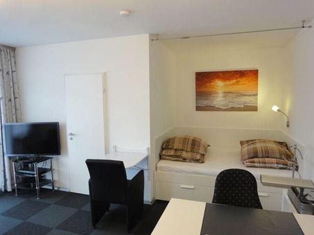 Freies möbliertes Apartment, Schwimmhalle, Sauna, S-Bahn München, von privat – Innenansicht Bett