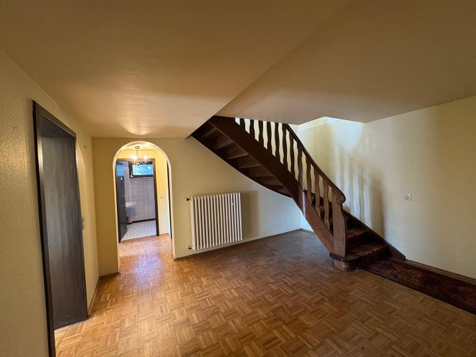Großzügiges Einfamilienhaus mit Fernblick – Flur Untergeschoss