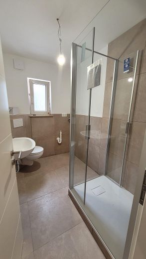 Newly renovated 2-room apartment with fitted kitchen in central Ansbach – Badezimmer 1
