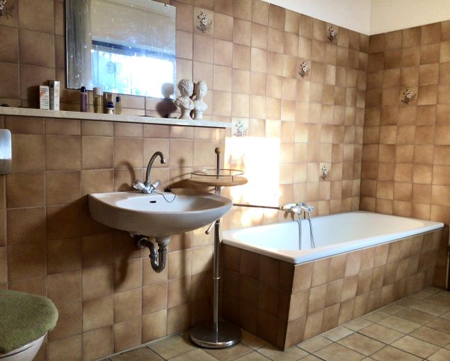Provisionsfrei! Großes Einfamilienhaus zur Eigennutzung mit Vermietungspotential nahe Ammersee – Badezimmer in Einliegerwohnung
