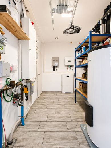 Modernes 217-m²-Familienhaus mit 8 Zimmern, PV-Speicher, Wallbox, Solar & großem Garten – Foto 22