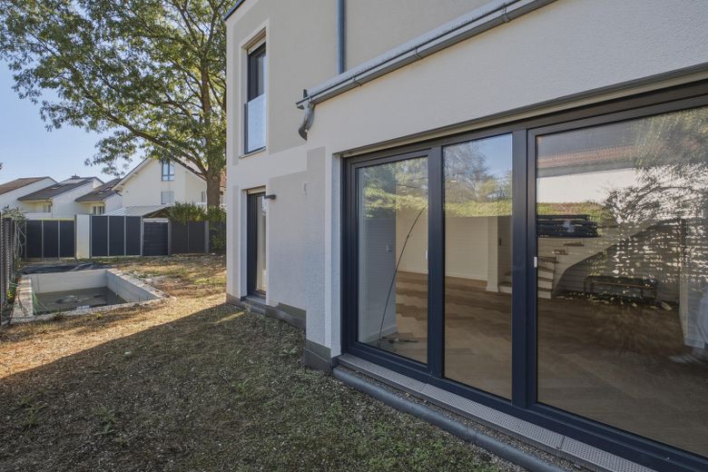 ¡Casa moderna KfW55 de 2020 con terraza en la azotea y cocina en Múnich-Untermenzing! ¡Sin comisión! – Garten