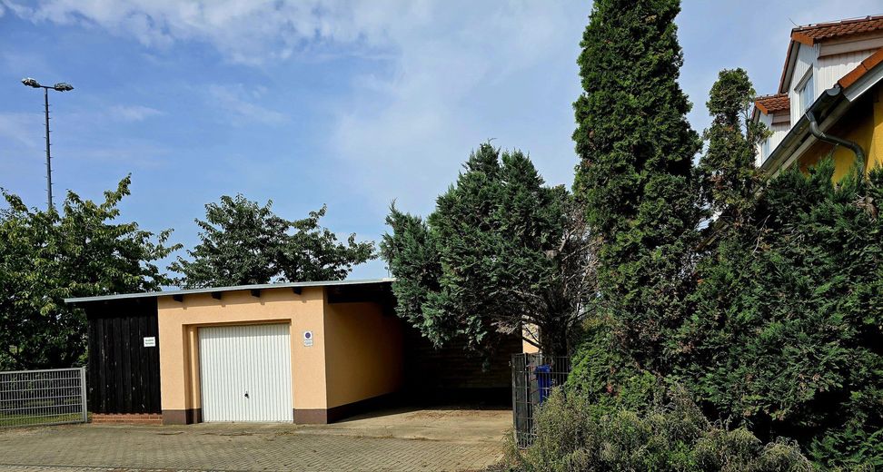 Garage mit Carport u. Schuppen