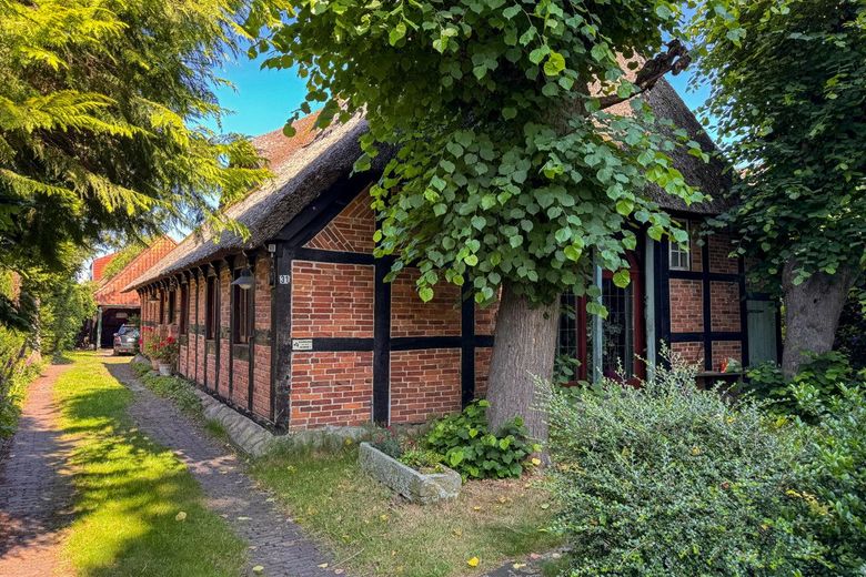 Wohnen im Denkmalschutz 6 Zimmer Reetdach Fachwerk Bauernhaus mit Gästehaus &amp; Scheune in Stuhr – Einfahrt