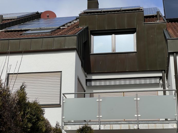 Großzügiges Reihenhaus mit Galerie, Kamin, Solaranlage und Einliegerwohnungspotenzial – Außenansicht