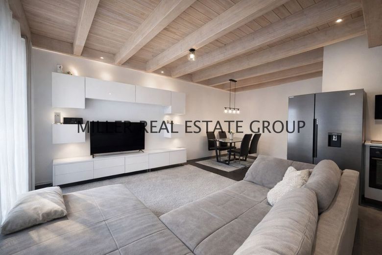 5-Zimmer-Maisonettewohnung in Kösching kaufen - großzügige Eigentumswohnung mit Balkon und zwei Stellplätzen nahe Ingolstadt! – offener Wohn-Ess-Küchenbereich