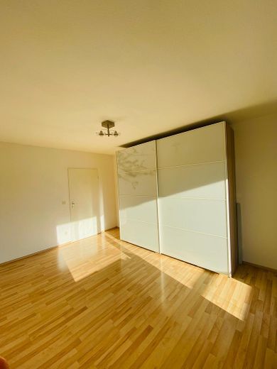 Helle 3-Zimmer-Wohnung mit Einbauküche & Aufzug & West-Loggia in München – Schlafzimmer 1