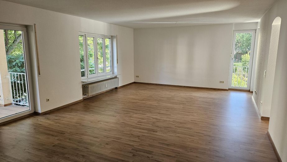 Wörth/Maximiliansau'da balkon ve loggialı aydınlık 3,5 odalı daire – tadilat sonrası ilk kullanım – Wohn- und Esszimmer 