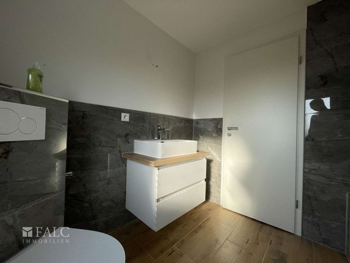 Erstbezug nach Sanierung: Helle Dachgeschosswohnung mit gehobener Ausstattung in Langenzenn – Tageslicht Badezimmer