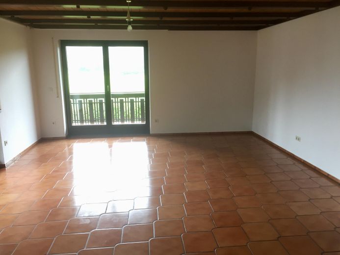 Günstige 4,5-Zimmer-Wohnung mit Balkon, Garten und Wärmepumpe in Obereichstätt zu vermieten – Wohnzimmer mit Balkon