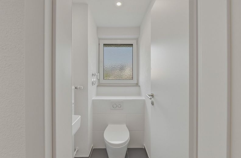 Jetzt die Ferienzeit nutzen! 3,5 Zi mit eigener Terrasse und extra Hobbyraum – WC