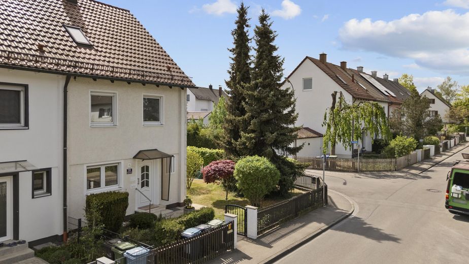 Ingolstadt-Nord’da bahçeli, tamamen yenilenmiş sıra evin köşe evi – Hausansicht mit Garten