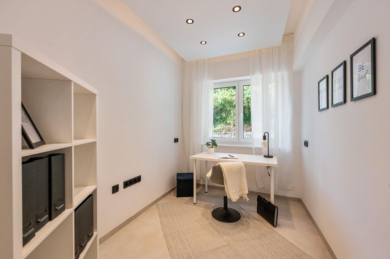 Arbeits- oder Kinderzimmer