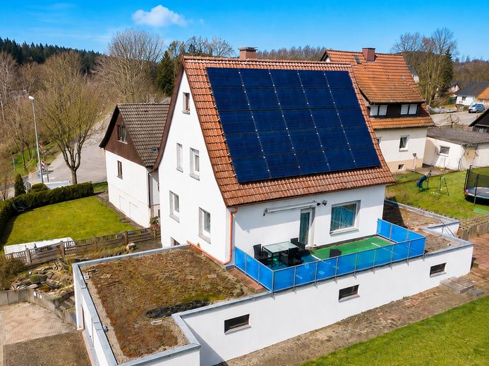 Provisionsfrei: 125 m² Wohnen + ca. 130 m² Gewerbe | Energieklasse A | 1.085 m² Grundstück – Süd-West Ansicht + Stellplätze