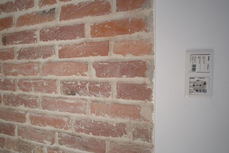 Doppelhaushälfte kernsaniert mit Wärmepumpe + Bauland mit Baugenehmigung in Dreieichenhain – EG Ziegelwand Detail