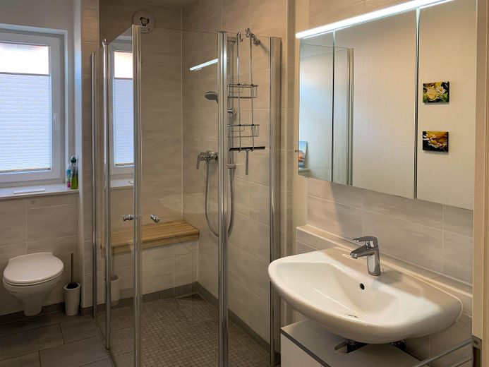 großzügiges Duschbad