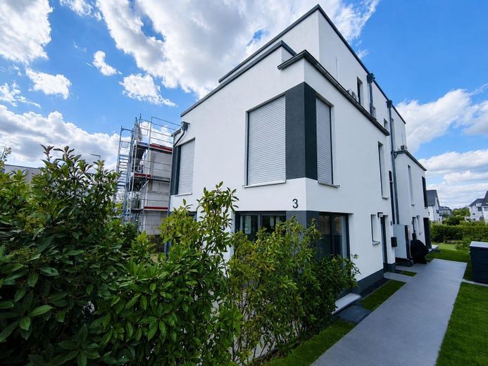 Modernes Doppelhaus in Hochheim in bester Lage / Stunning Semi-Detached Home in a Prime Location – Außen: Die Hausansicht