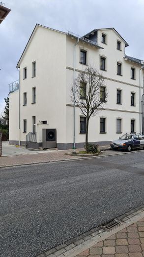 Luxuriöses Wohnen mit maximaler Flexibilität: Neubau-Juwel mit separater Einliegerwohnung – Hausansicht Vorne