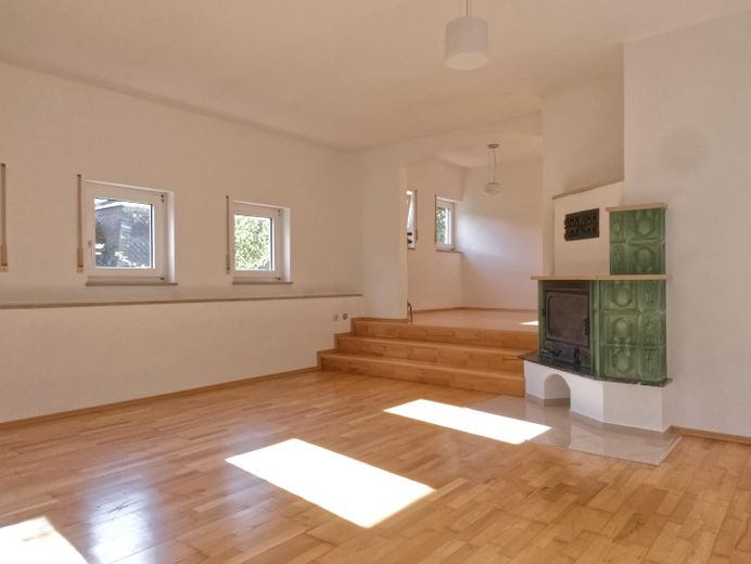 Provisionsfreie 3,5-Zimmer-Terrassenwohnung mit Einbauküche & Ausblick ins Grüne | Muggendorf – Wohnzimmer 2