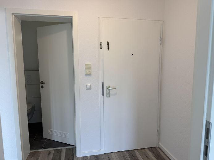 3-Zimmer Wohnung (80qm) mit Balkon in Mainz-Gonsenheim – Eingang und Gäste-WC