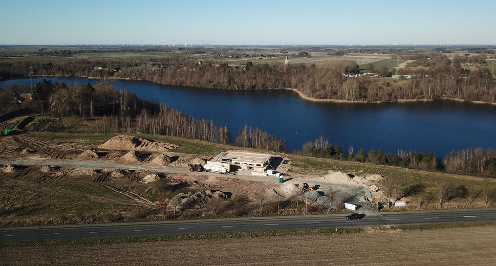 Seegrundstück LK Cuxhaven ca. 970 m² 1. Reihe, Panorama-Seeblick, 1a-Lage von 21745 Hemmoor – Erstes Haus wird errichtet