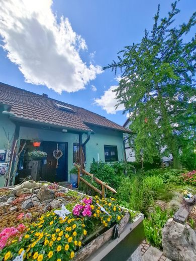 Traumhaus mit Zukunft: Zweifamilienhaus mit Einliegerwohnung, Wärmepumpe & PV-Anlage – Außenansicht