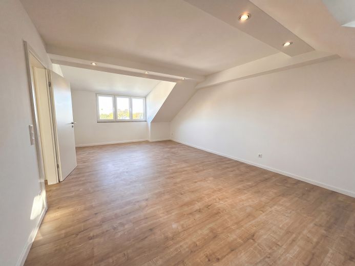 Construction neuve sous les combles, Ingolstadt-Nordost : 3 appartements libres immédiatement, 1 loué – sans commission – Küchenbereich im WZ
